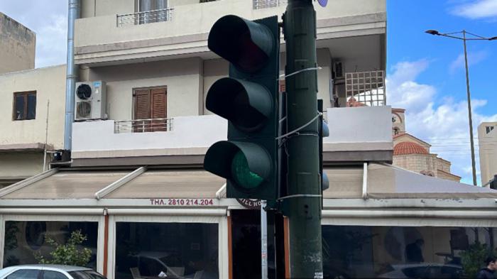 Φανάρι μπαταρισμένο με Tie Wrap «κοιτάει» τους πεζούς και όχι το δρόμο!